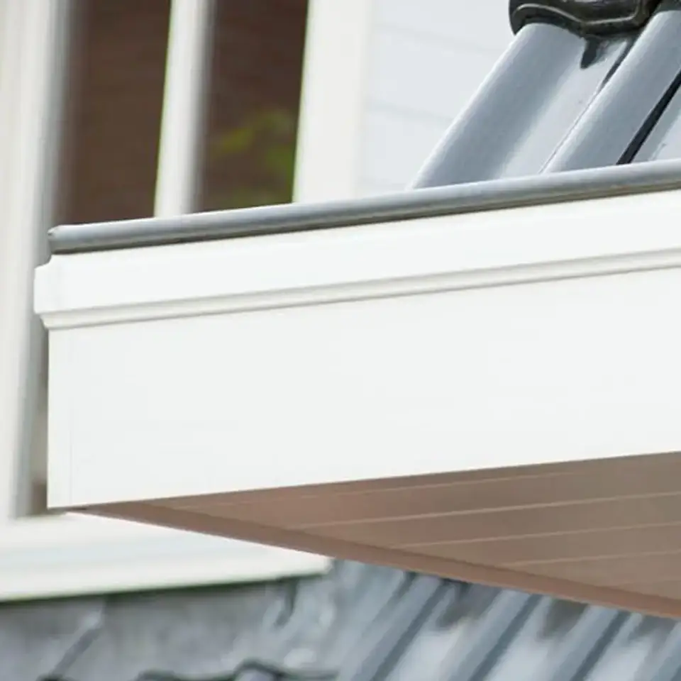 Detail van gemonteerde witte boeidelen