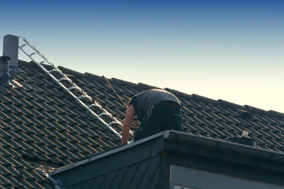 Detail van gemonteerde witte boeidelen langs een dakrand