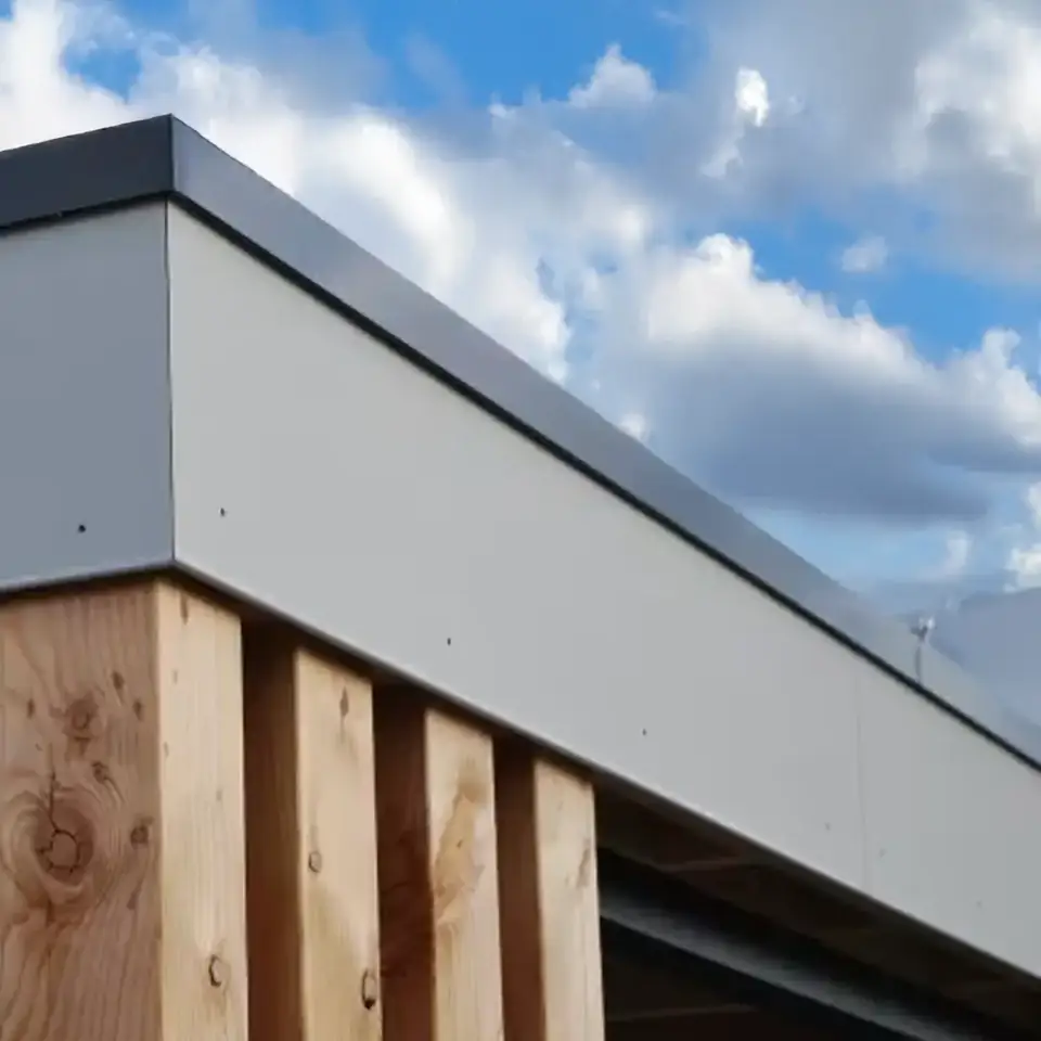 Strak afgewerkte dakrand met boeidelen op een plat dak